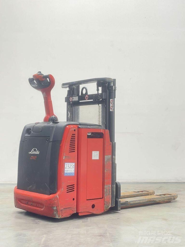 Linde D12-133 معدات التكديس الجوالة