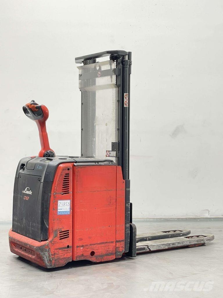 Linde D12-133 معدات التكديس الجوالة
