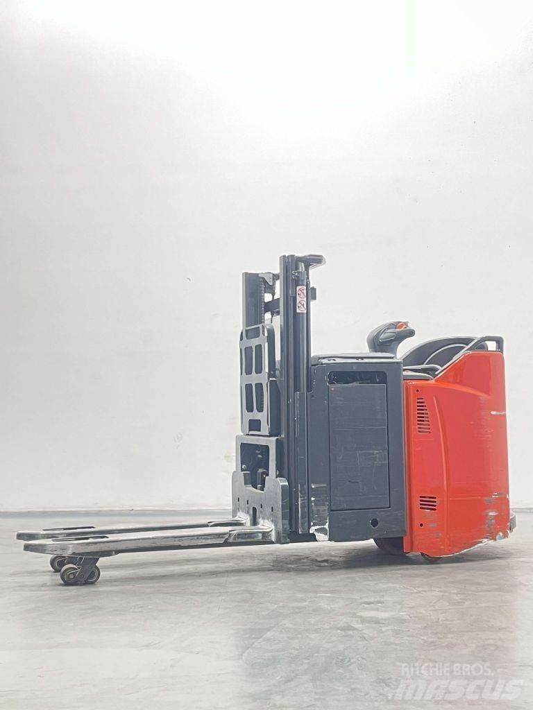 Linde D12HPSP-133 معدات التكديس الجوالة