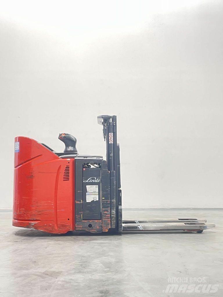 Linde D12SPHP-133 معدات التكديس الجوالة