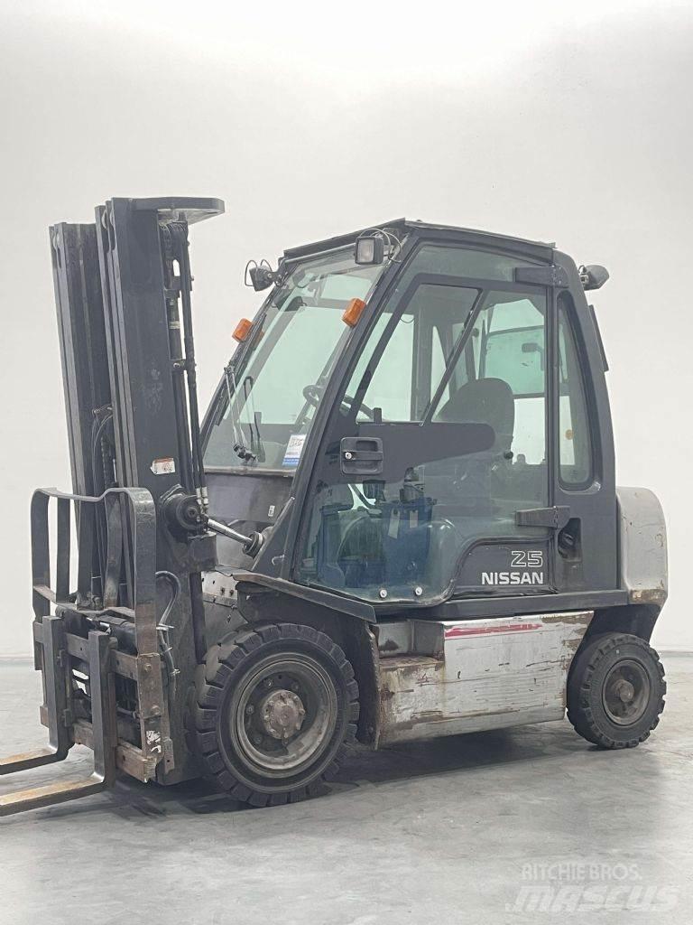 Nissan FD02A250 شاحنات الديزل