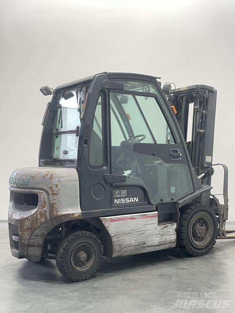 Nissan FD02A250 شاحنات الديزل