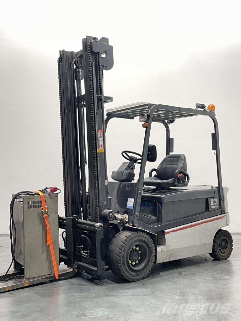 Nissan GQ02L30CU شاحنات ذات رافعات شوكية تعمل بالكهرباء