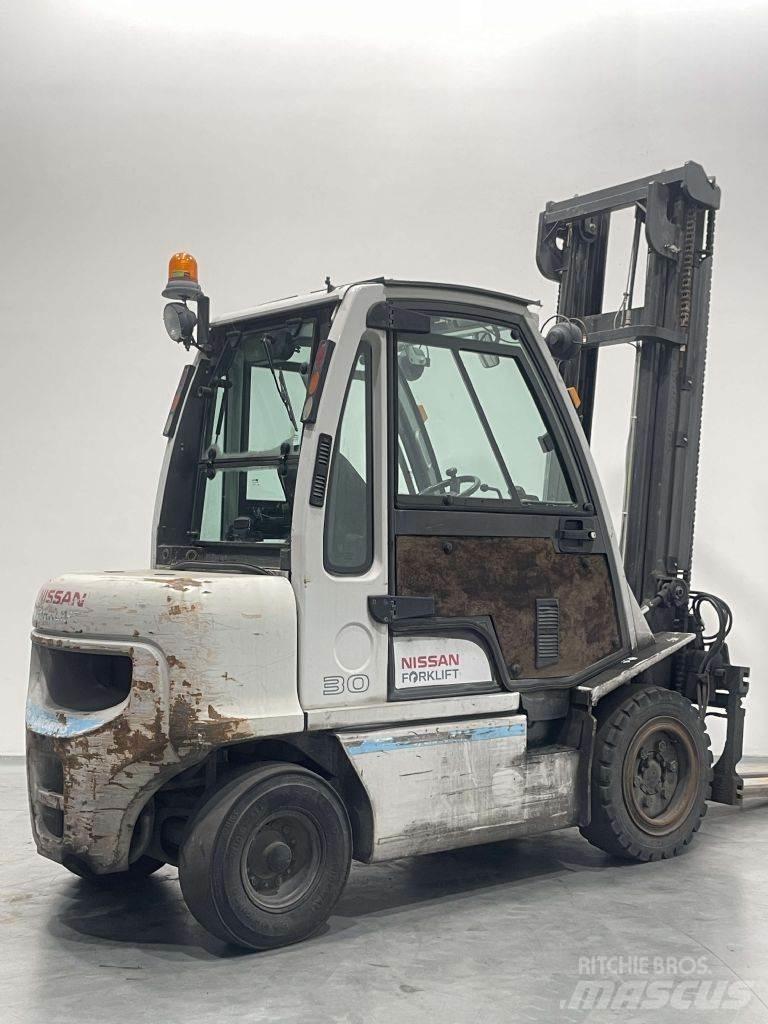 Nissan YG1D2A300 شاحنات الديزل