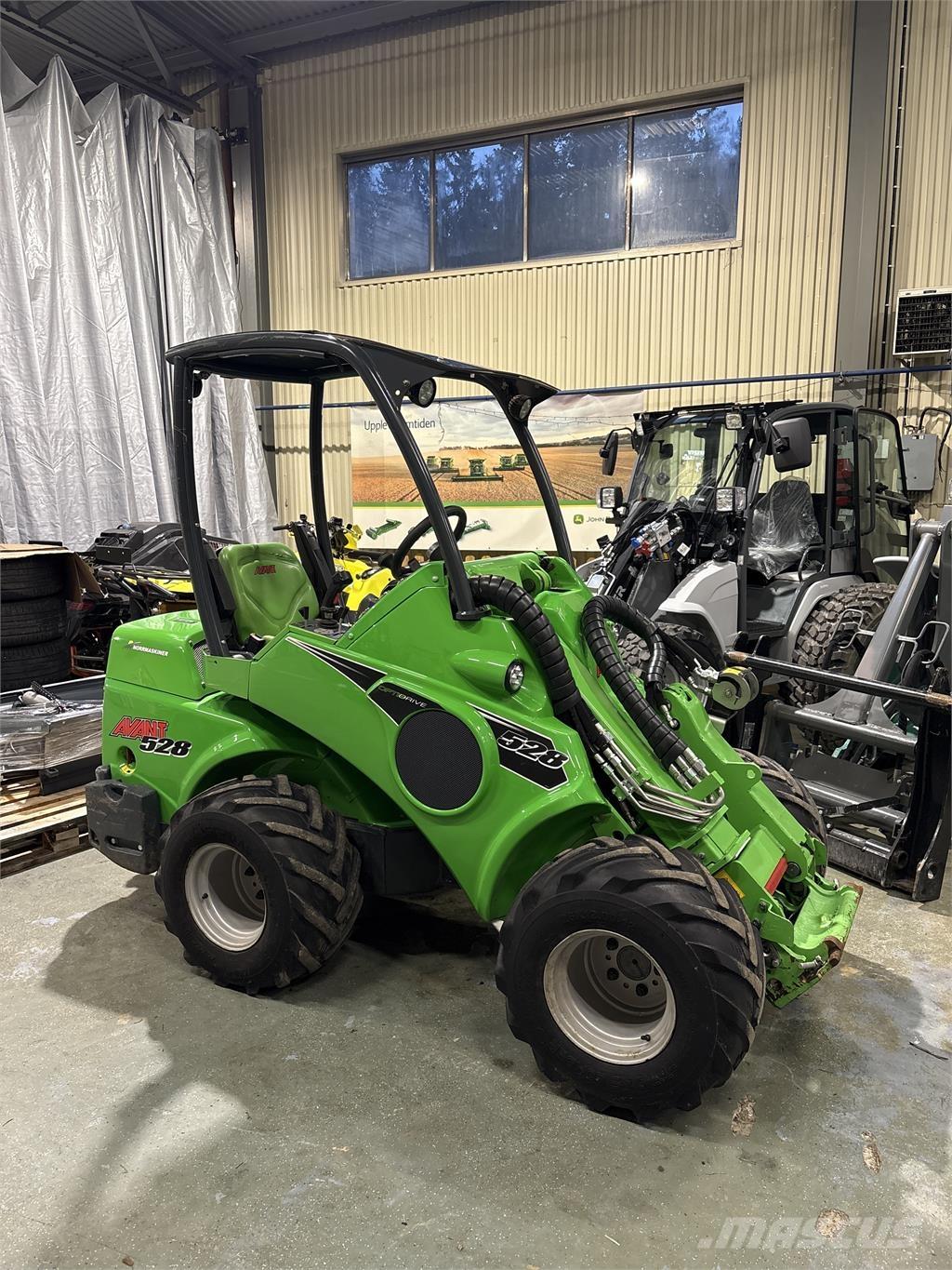 Avant 528 لوادر انزلاقية التوجيه