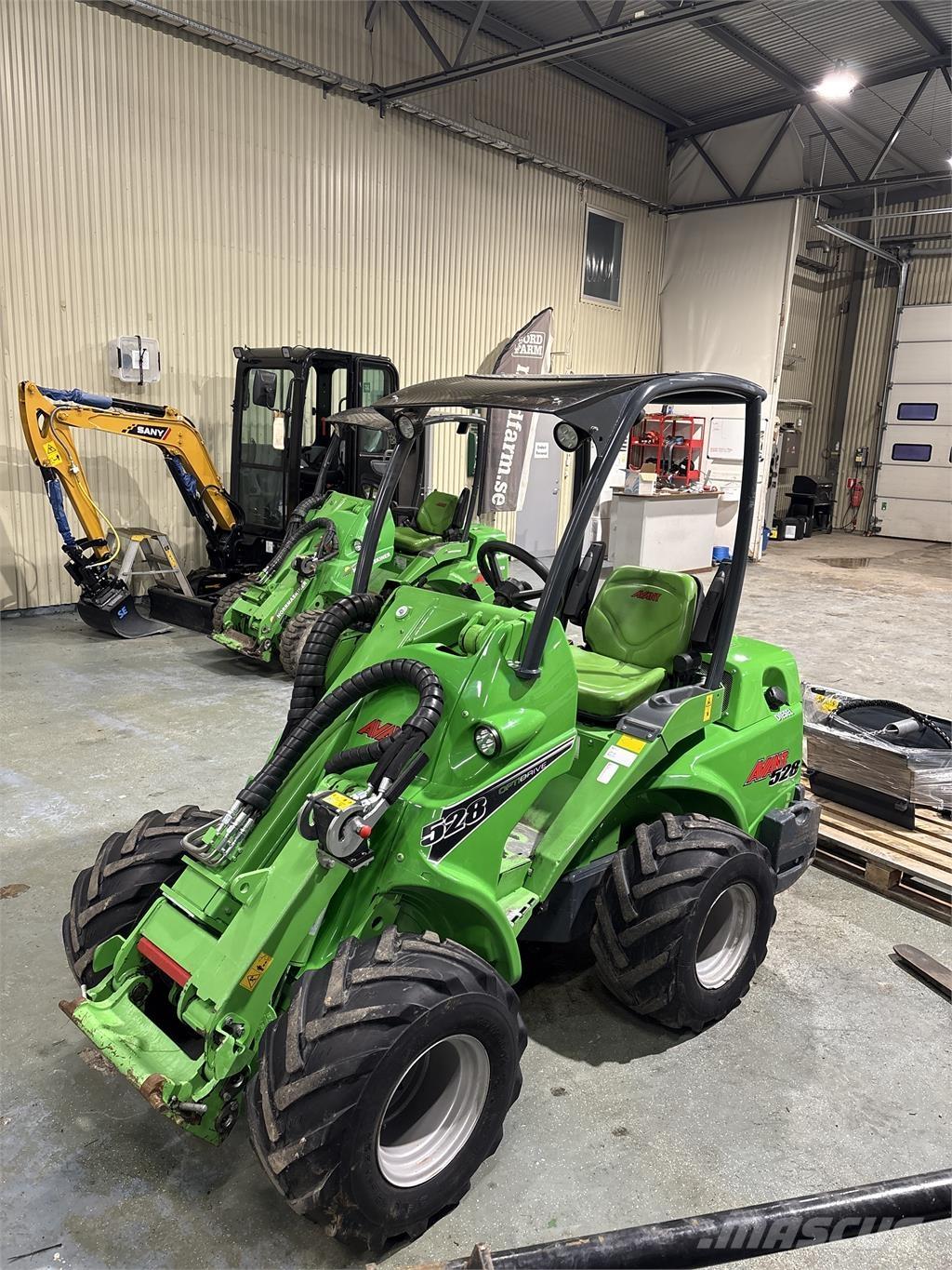 Avant 528 لوادر انزلاقية التوجيه