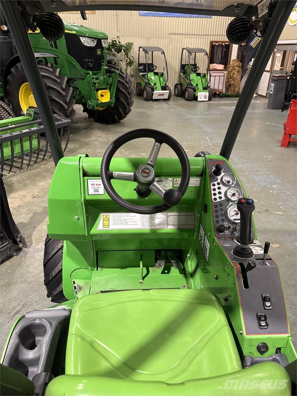 Avant 528 لوادر انزلاقية التوجيه