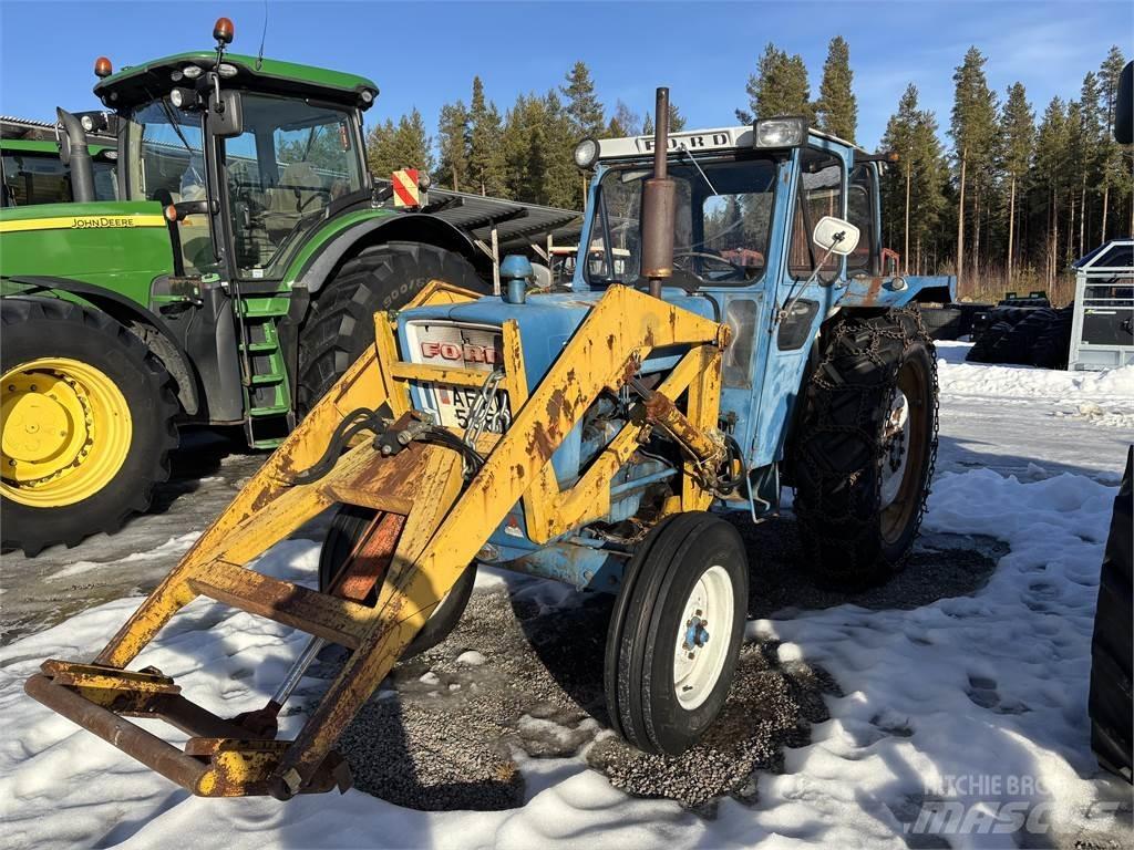 Ford 5000 med lastare الجرارات