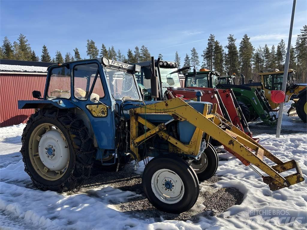 Ford 5000 med lastare الجرارات