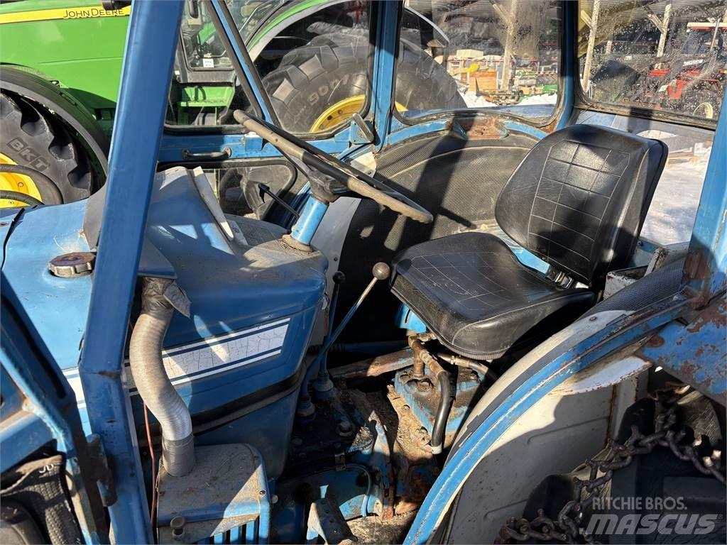 Ford 5000 med lastare الجرارات