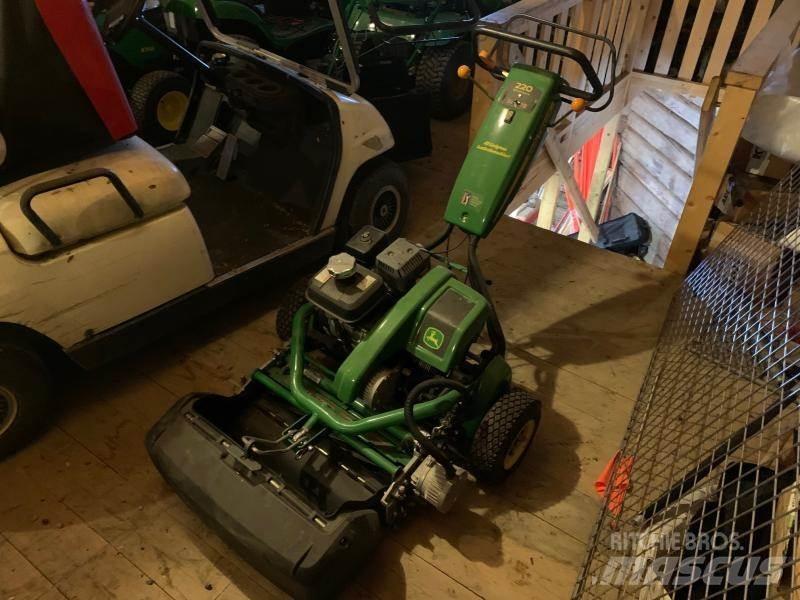 John Deere 220 ركوب الحشائش