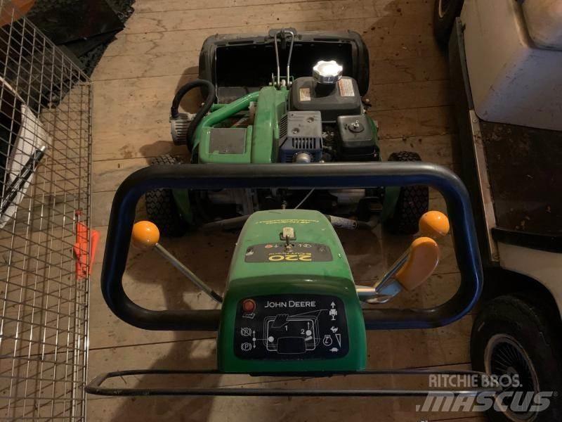 John Deere 220 ركوب الحشائش