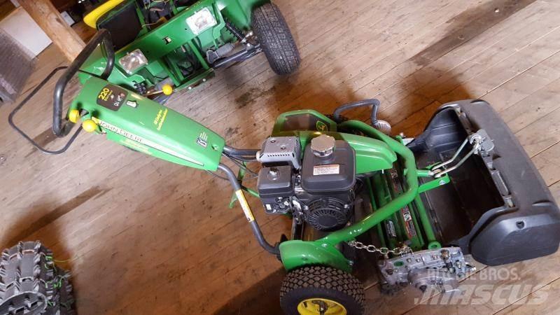 John Deere 220 ركوب الحشائش