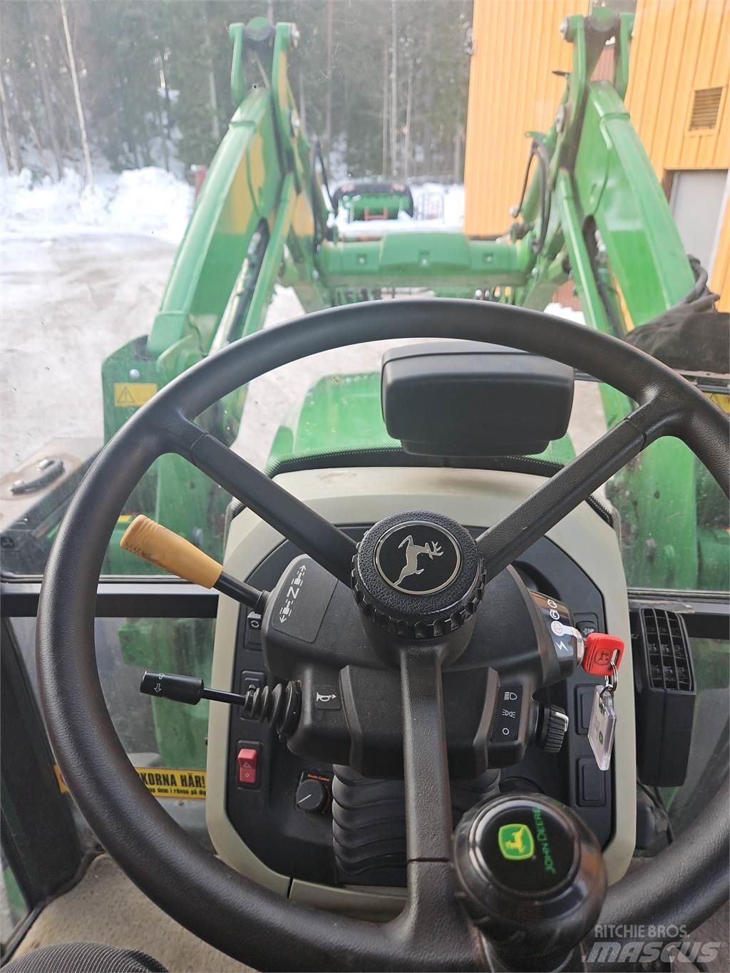 John Deere 5115M الجرارات