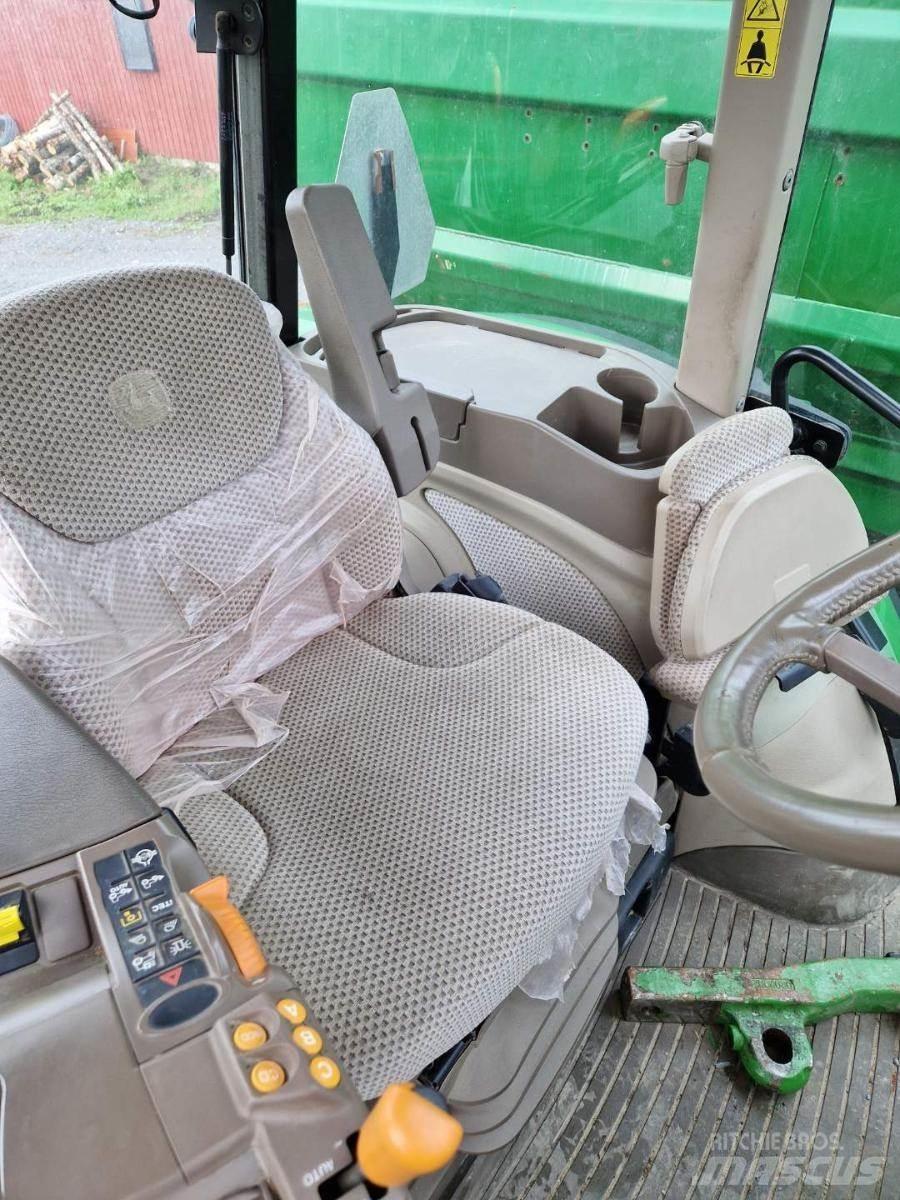 John Deere 5125 R الجرارات
