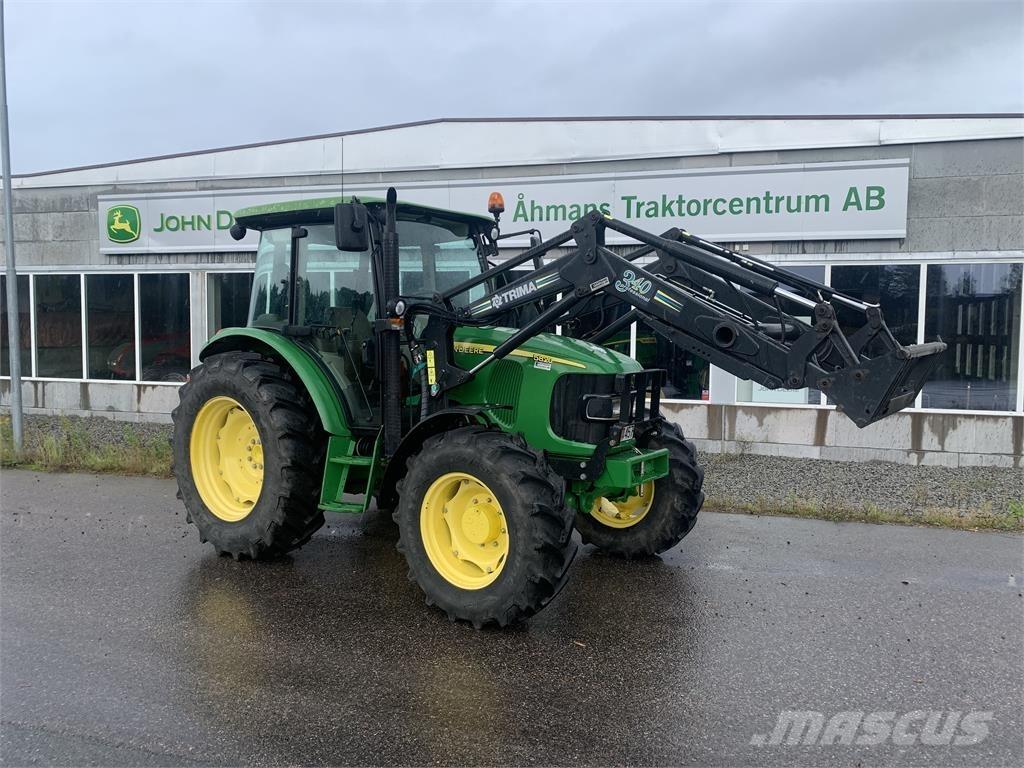 John Deere 5820 الجرارات