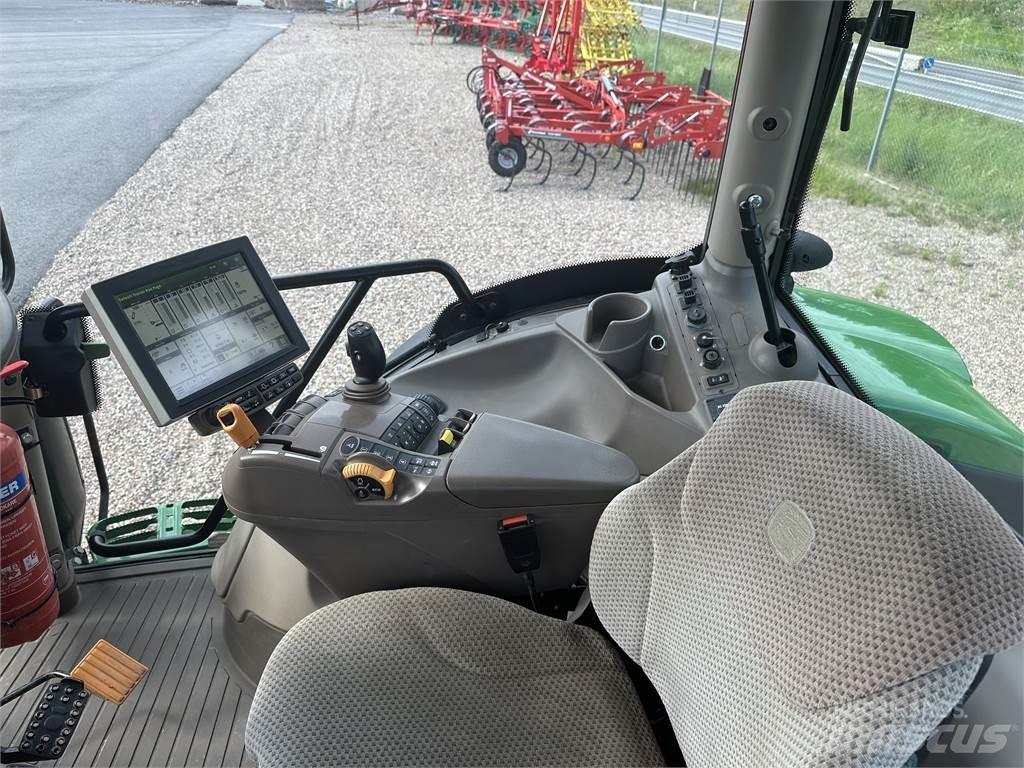 John Deere 6215R الجرارات