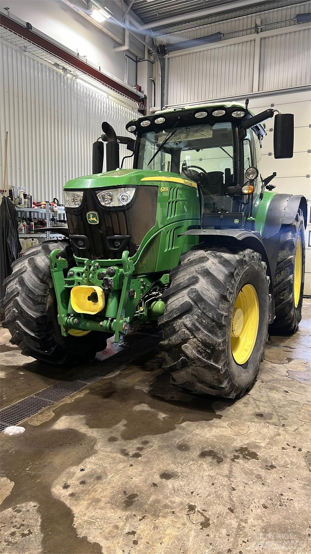 John Deere 6215R الجرارات