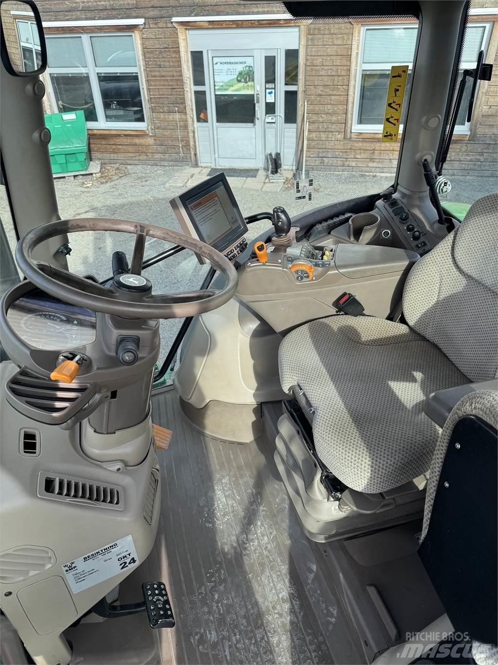 John Deere 6215R الجرارات