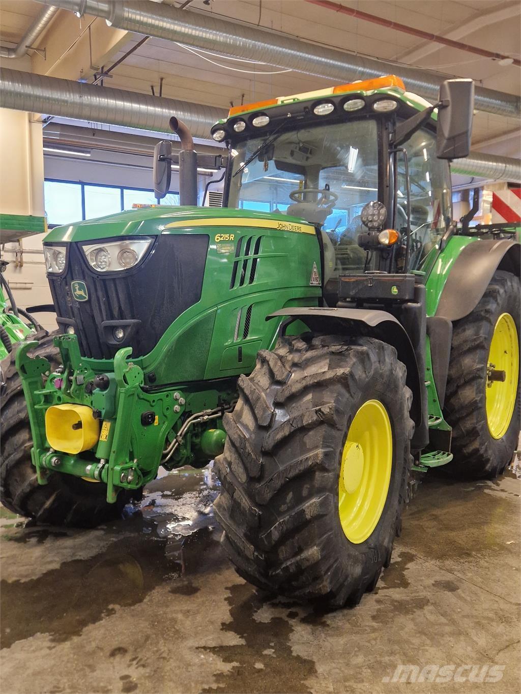 John Deere 6215R الجرارات