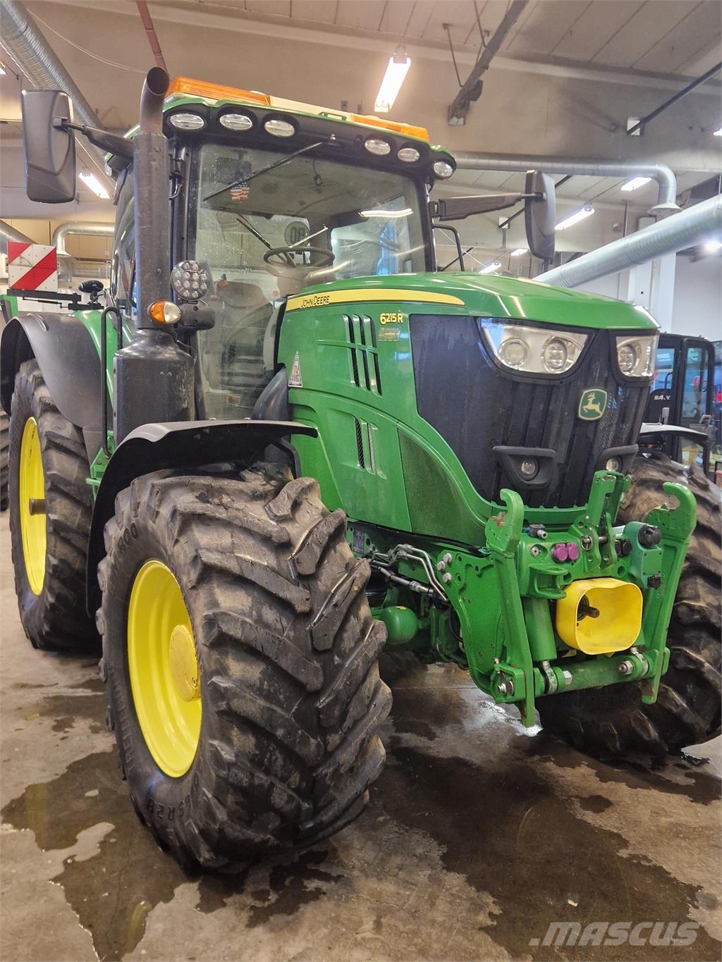 John Deere 6215R الجرارات