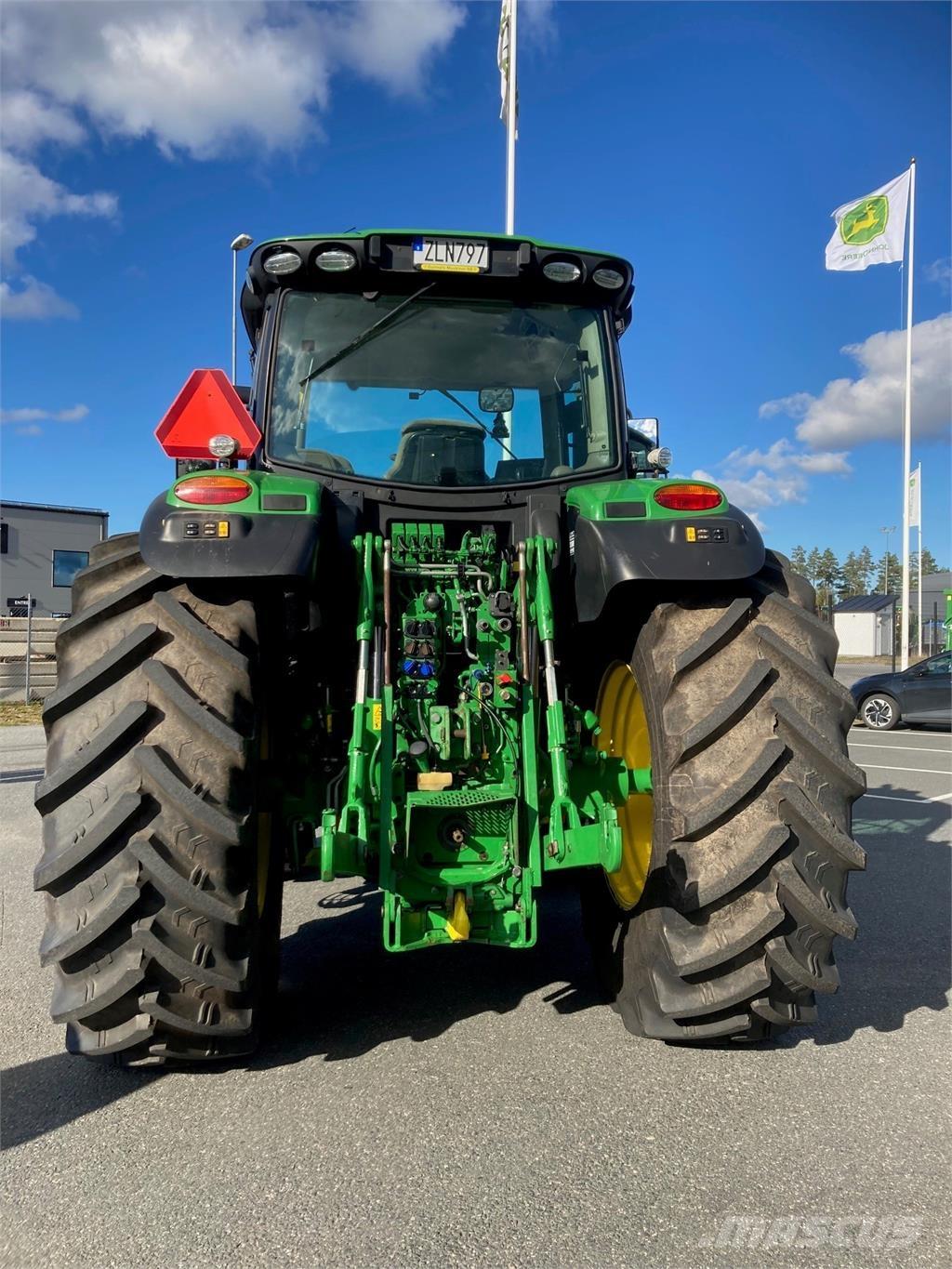 John Deere 6215R الجرارات