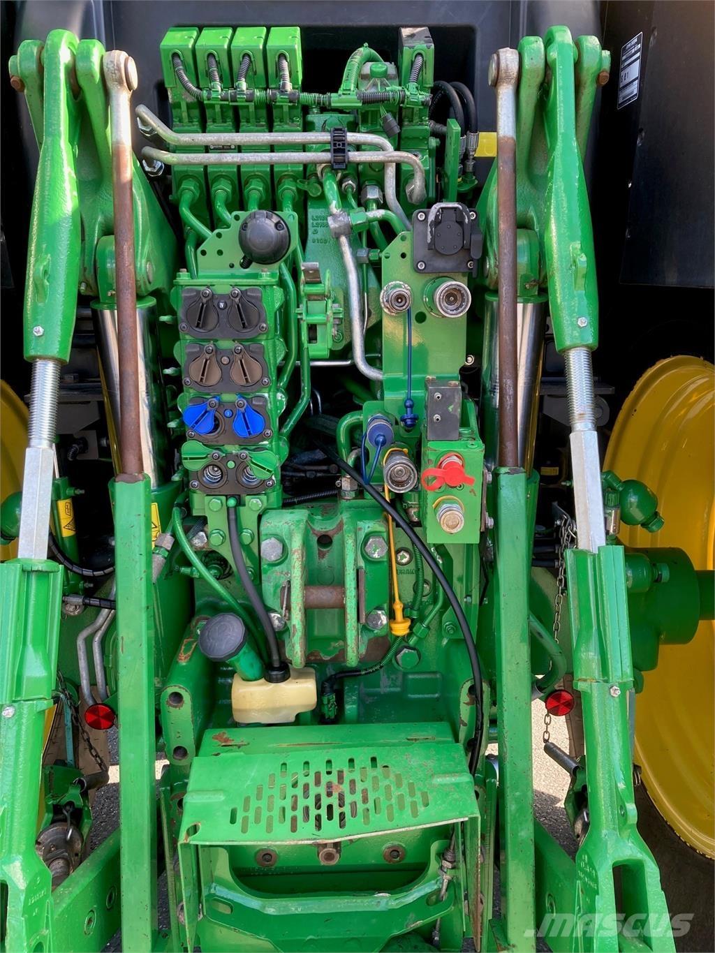 John Deere 6215R الجرارات