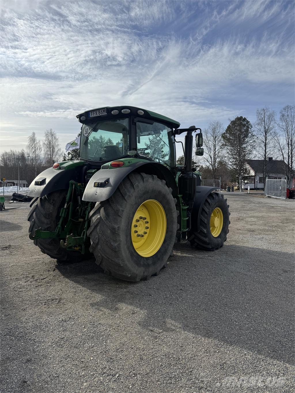 John Deere 6215R الجرارات