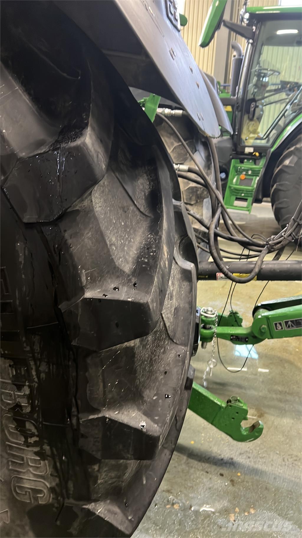 John Deere 6215R الجرارات