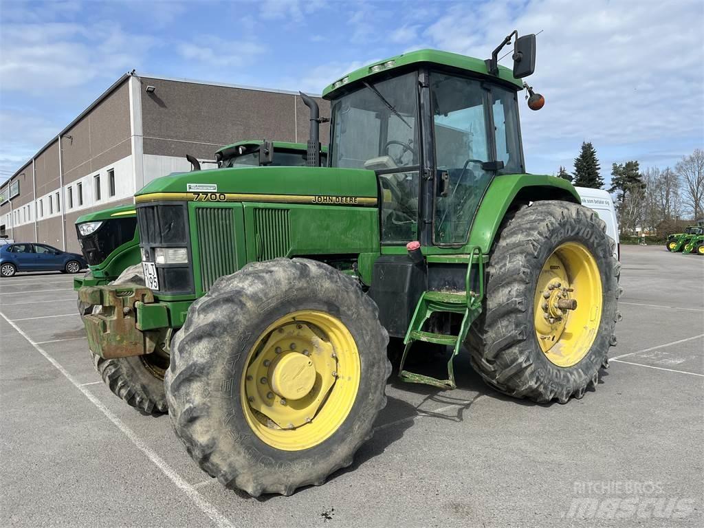 John Deere 7700 الجرارات