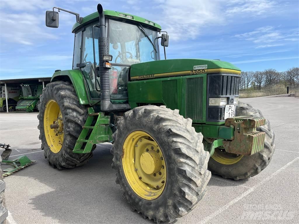 John Deere 7700 الجرارات