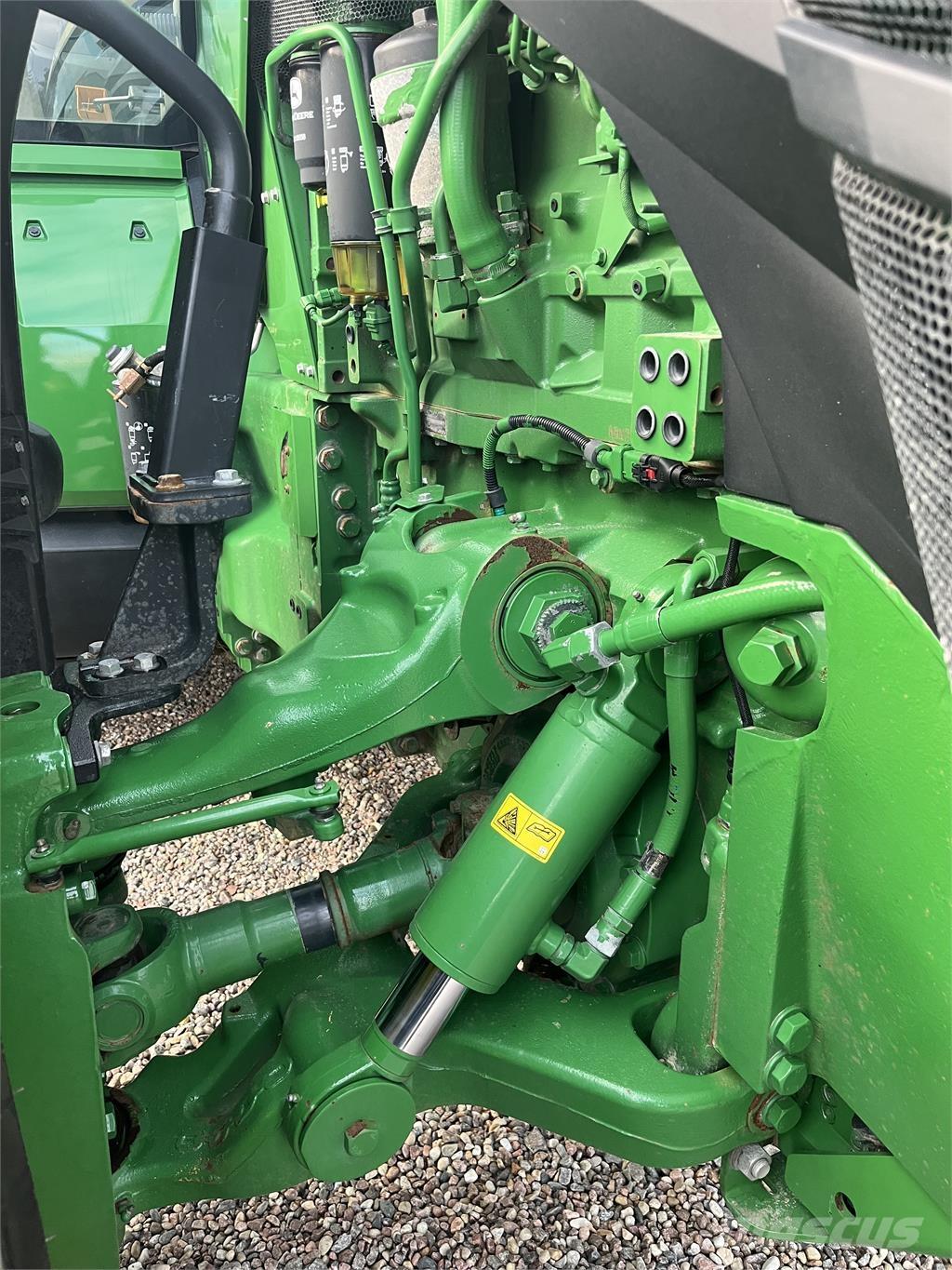 John Deere 8R 370 الجرارات