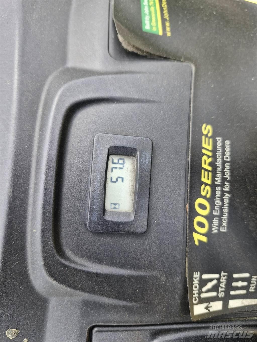John Deere X125 ركوب الحشائش