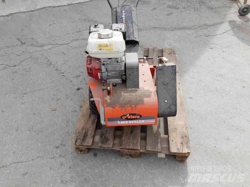  KANTSKÄRARE ARIENS الكاسحات وقلابات التربة ذات المحركات