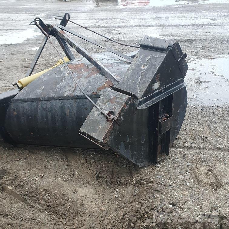  V-SLUNGA 2M ماكينات الطرق والجليد الأخرى