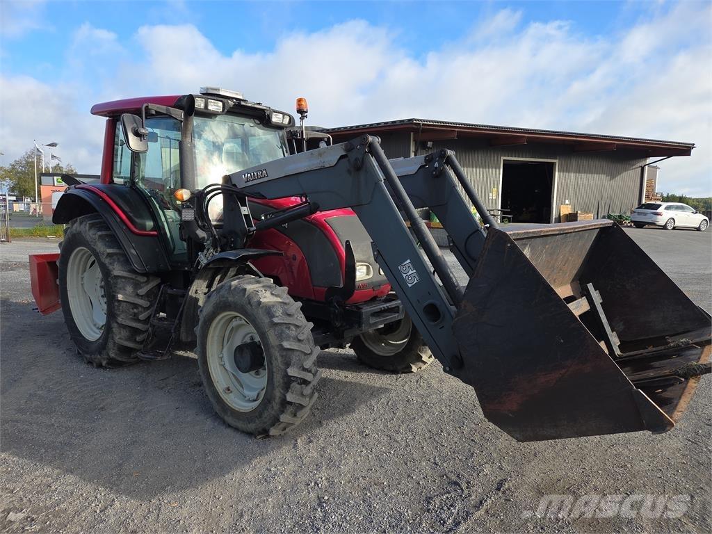 Valtra N121 الجرارات