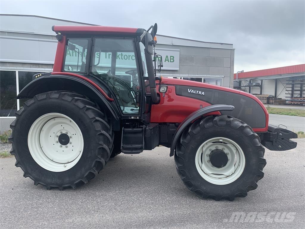 Valtra T151 الجرارات