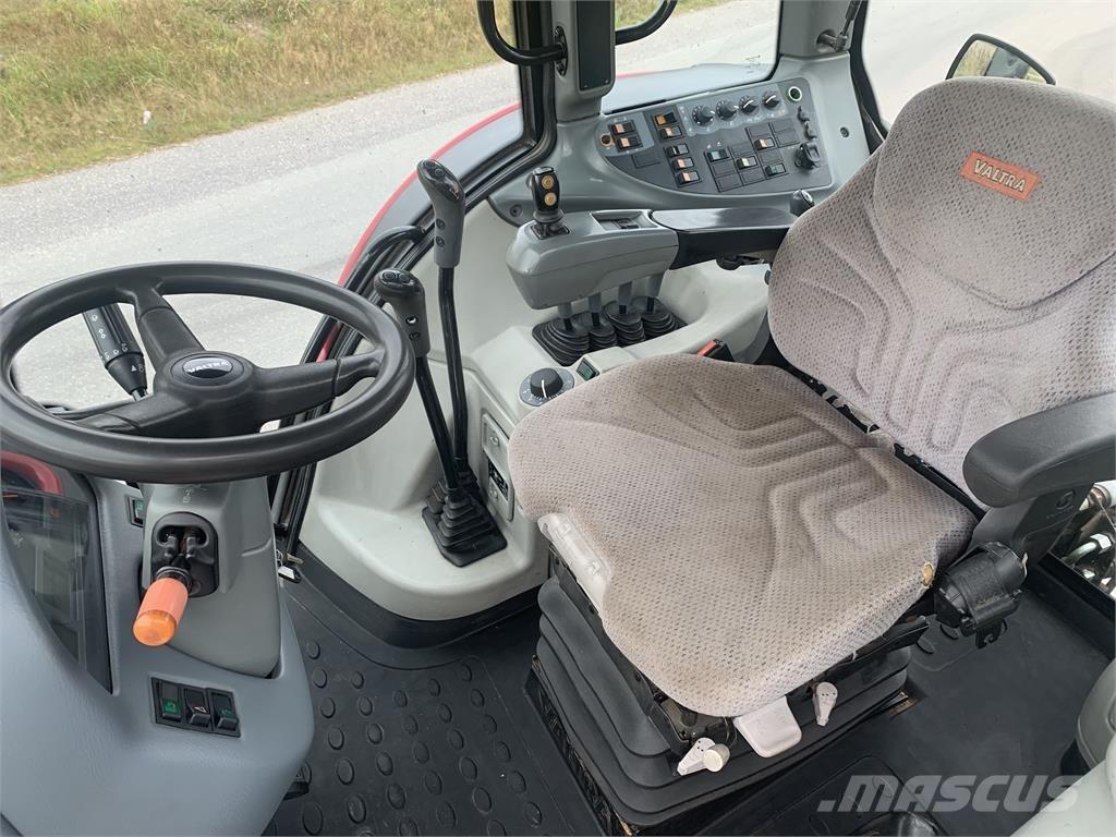 Valtra T151 الجرارات