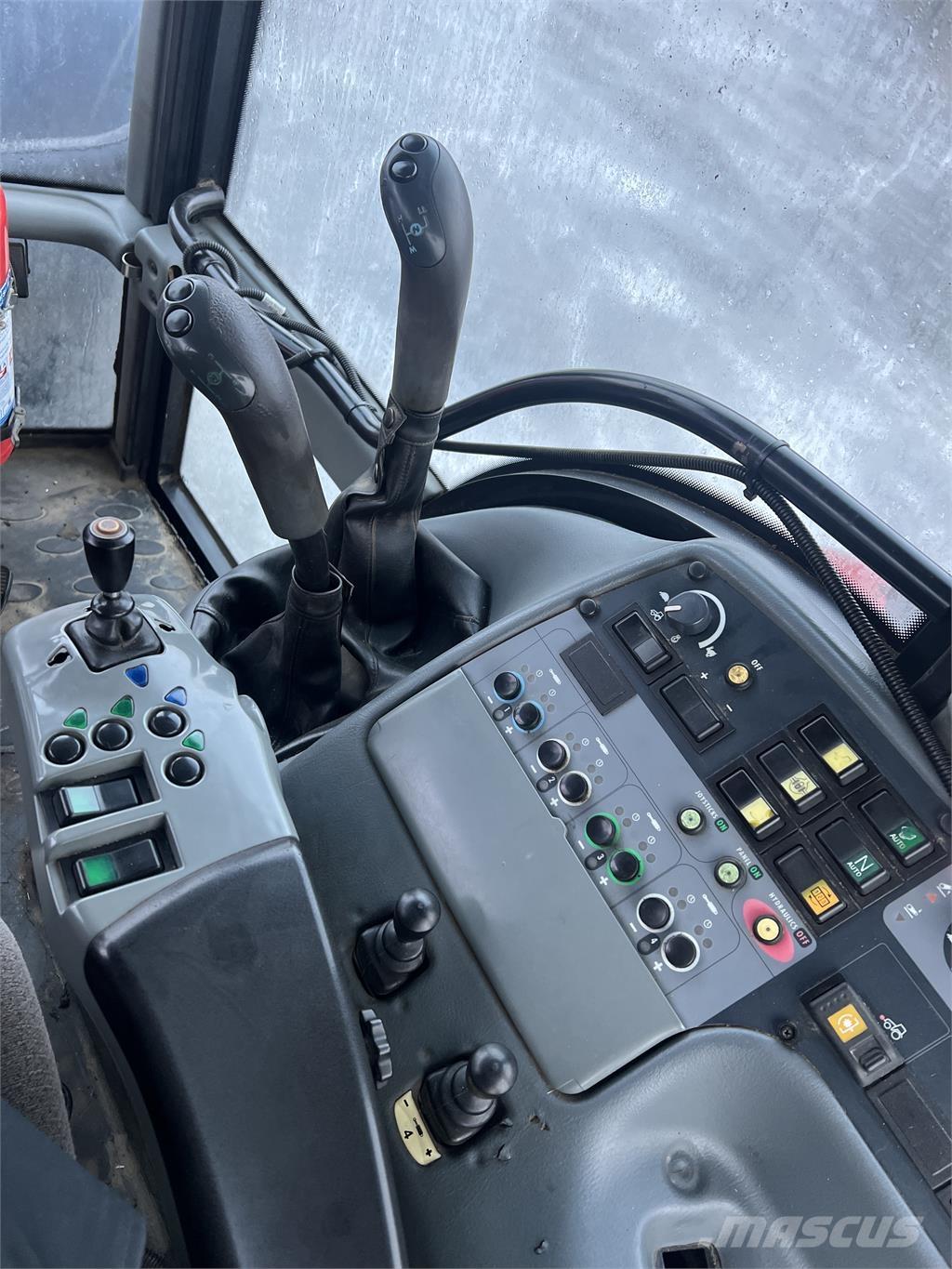 Valtra T190 الجرارات