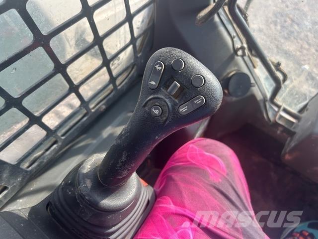 Bobcat T76 لوادر انزلاقية التوجيه