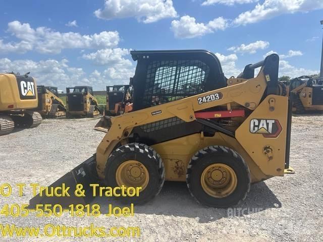CAT 242D3 الإطارات والعجلات والحافات