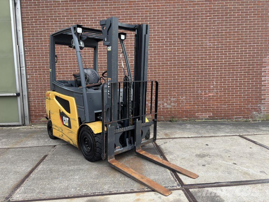 CAT 2EP5000 شاحنات ذات رافعات شوكية تعمل بالكهرباء