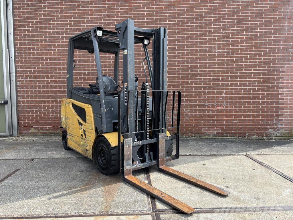 CAT 2EP5000 شاحنات ذات رافعات شوكية تعمل بالكهرباء