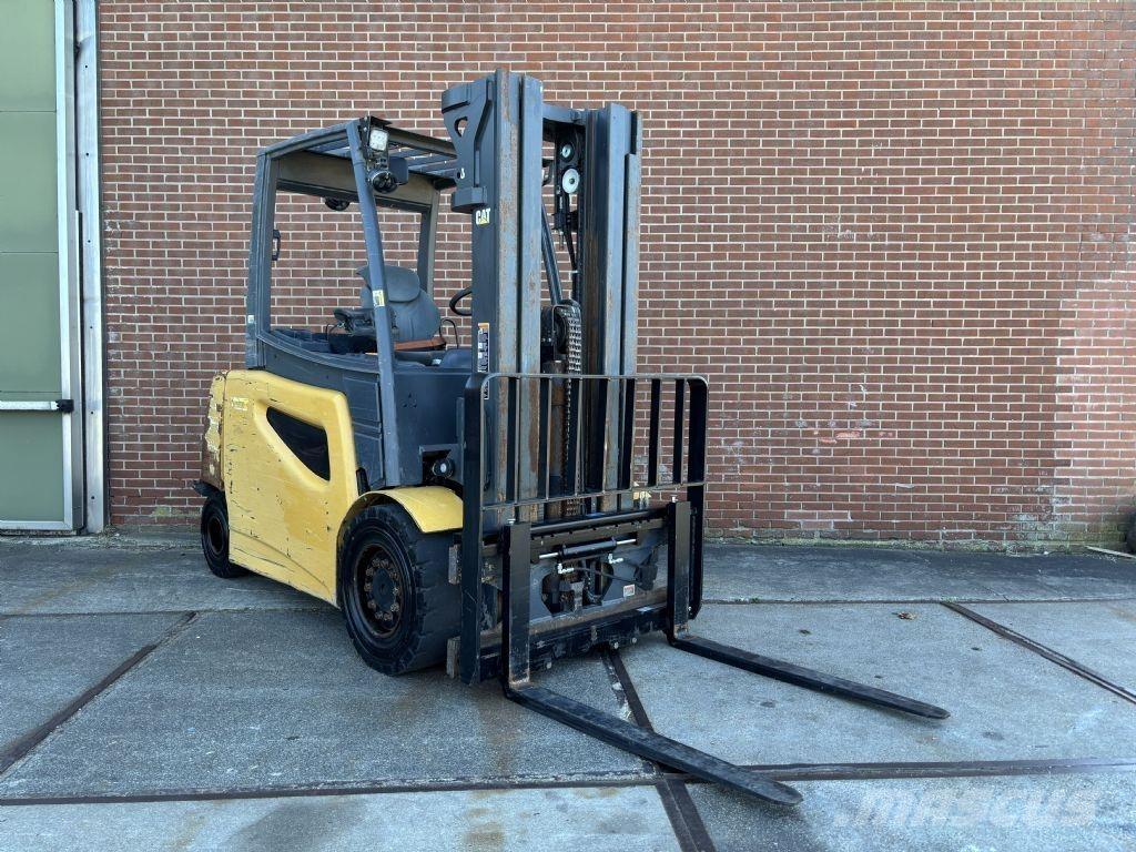 CAT 2EP8000 شاحنات ذات رافعات شوكية تعمل بالكهرباء