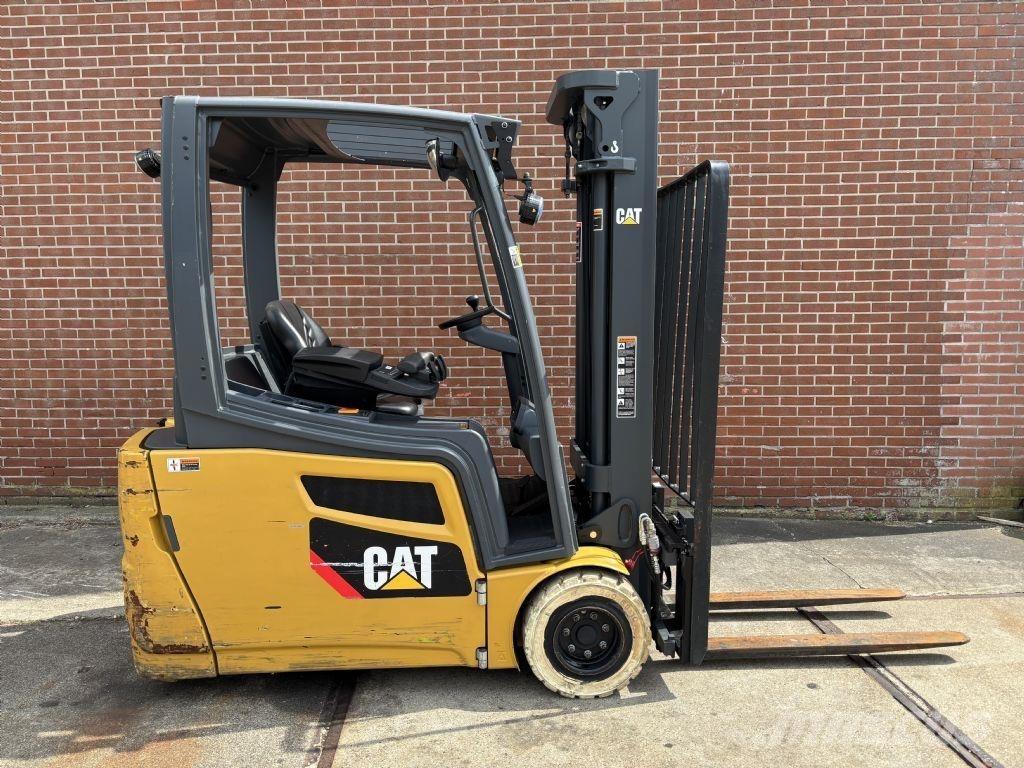 CAT 2ET4000 شاحنات ذات رافعات شوكية تعمل بالكهرباء
