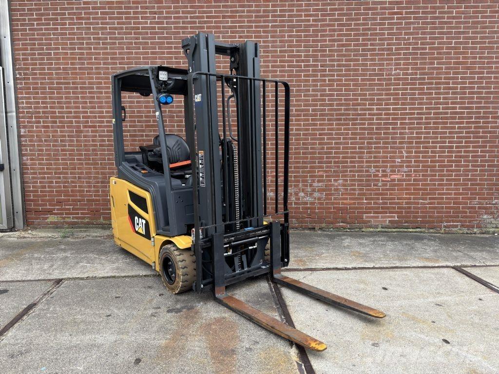 CAT 2ET4000 شاحنات ذات رافعات شوكية تعمل بالكهرباء