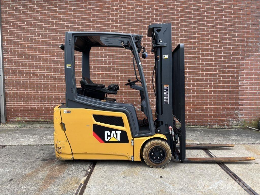 CAT 2ET4000 شاحنات ذات رافعات شوكية تعمل بالكهرباء