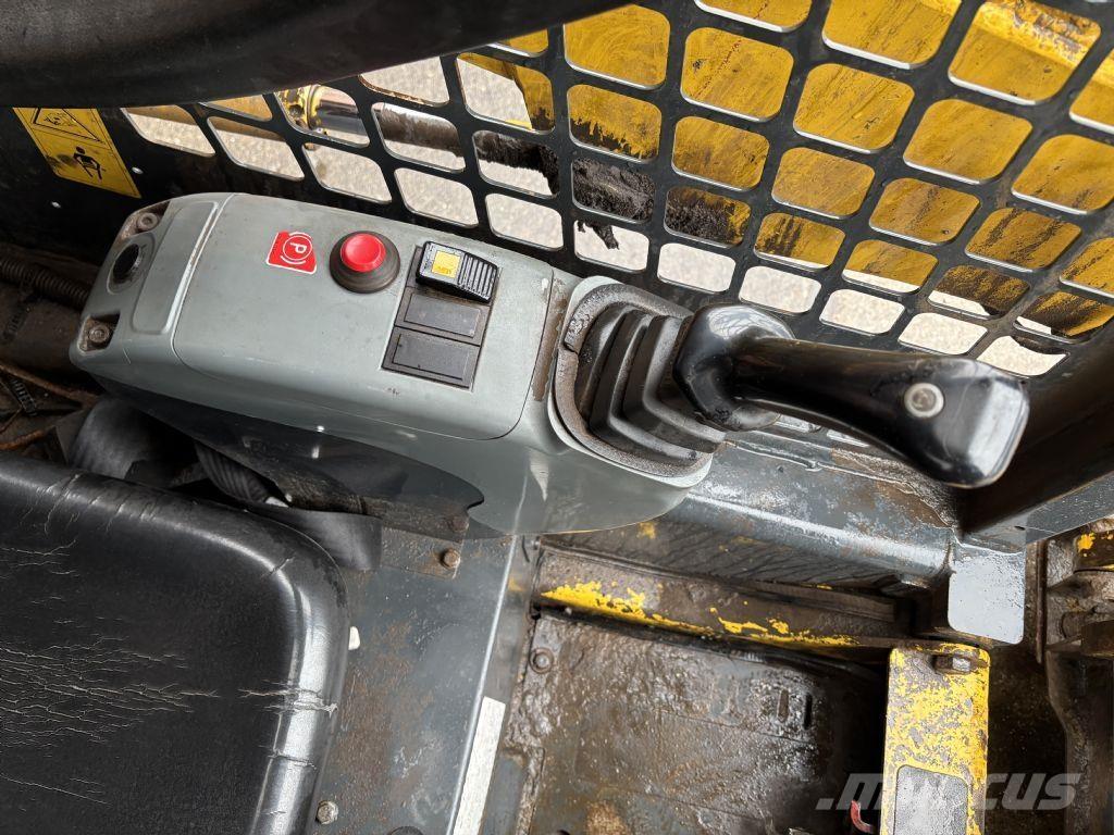 Komatsu SK510 لوادر انزلاقية التوجيه