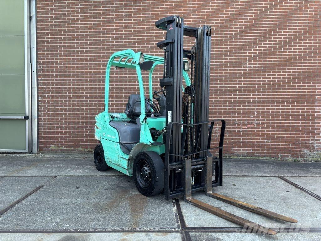 Mitsubishi FD25N شاحنات الديزل