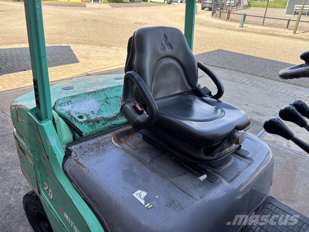 Mitsubishi FD25N شاحنات الديزل